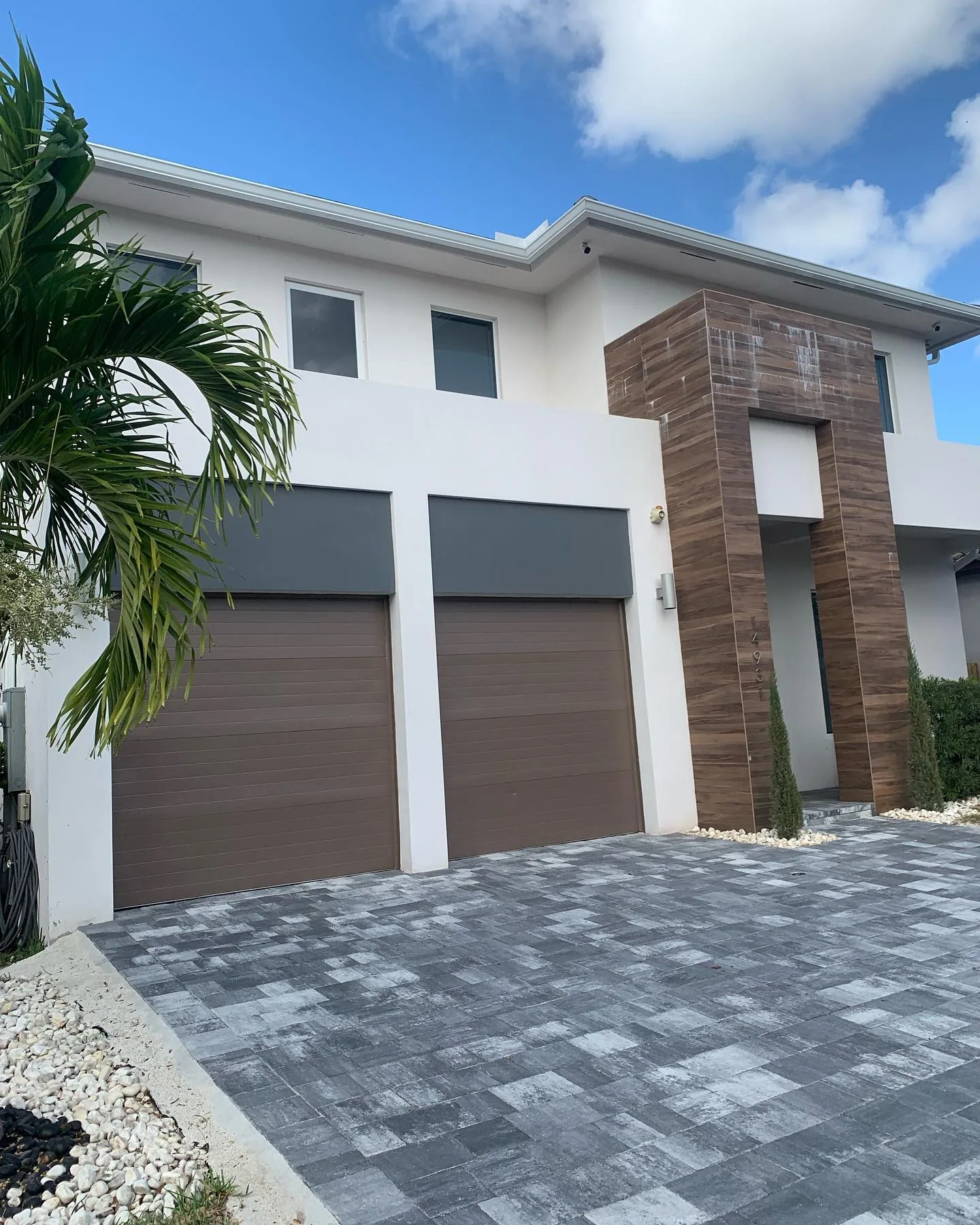 Southwest Florida neighborhood of homes with clean rain gutter systems
